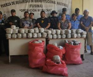 La marihuana iba embalada con un material plástico y dentro de nueve sacos color rojo.