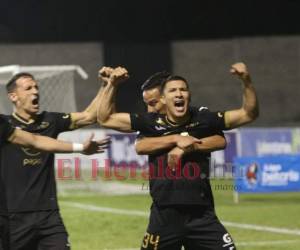 El 'Choloma' remató de zurda y adelantó al Ciclón. Foto: Alex Pérez| EL HERALDO