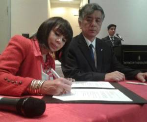 El embajador de Japón en Honduras, Kenji Okada, suscribió los acuerdos. (Foto: Johny Magallanes)