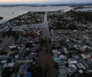 Lluvias causan 53 muertes y buscan a 15 desaparecidos.