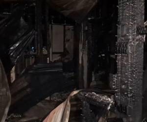 Miembros del Cuerpo de Bomberos lograron controlar las llamas y realizaron labores de enfriamiento para reducir el riesgo de que el fuego se reactivara.