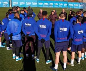 El entrenador del FC Barcelona comandó los trabajos físicos de este lunes. (Foto: Cortesía FC Barcelona en Twitter)