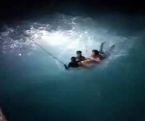 En horas de la noche se registró un incidente en el que una ola de gran tamaño inclinó la embarcación, provocando que tres personas dos mujeres y un menor cayeran al agua a la altura de la comunidad de Río Plátano, en el departamento de Gracias a Dios. Aquí los detalles: