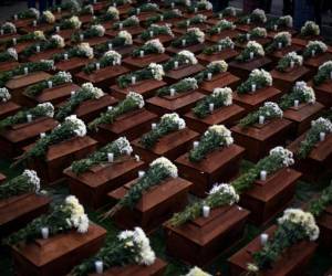 Las osamentas fueron trasladadas en caravana el miércoles desde la capital a San Juan Comalapa para ser veladas y sepultadas este jueves.