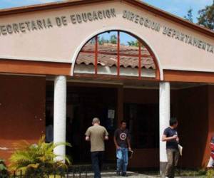 Un altercado entre maestros y autoridades de la dirección departamental de Educación de Francisco Morazán se dio este martes.