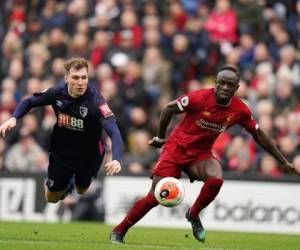 El delantero de Liverpool Sadio Mane, derecha, avanza el balón tras driblar junto a Jack Stacey, de Bournemouth, en un partido de la Premier inglesa el sábado, 7 de marzo dedl 2020. Liverpool ganó 2-1. Foto: Agencia AP.