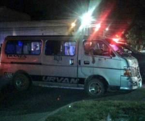 Dos de las víctimas quedaron en la parte frontal de la unidad de transporte (Foto: RedInformativaH/ El Heraldo Honduras/ Noticias de Honduras)