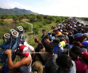 “Estamos esperando que nos digan si nos van a apoyar con buses para seguir el camino”, dijo un agricultor hondureño de 27 años. (Foto: AP)