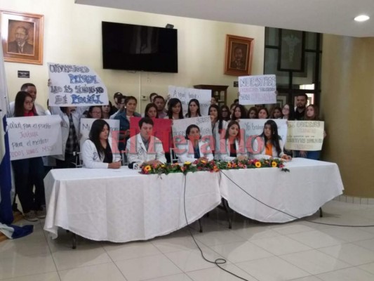 Los estudiantes de Medicina llegaron al Colegio Médico de Honduras (CMH) a pedir apoyo.