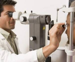 Si el paciente diabético no cuida de estos detalles aumenta considerablemente el riesgo de desarrollar afecciones del ojo que lo pueden conducir a la ceguera.(Foto: AAO.org)