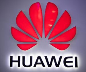 En plena guerra comercial chino-estadounidense, la administración Trump colocó a Huawei en una lista negra de empresas sospechosas a las que se prohíbe vender equipos tecnológicos. Foto: Agencia AFP.