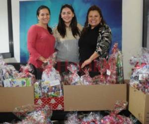 Johanna Benavides, Andrea Mora y Eliana Durand hicieron la entrega de juguetes en EL HERALDO. Foto: Alejandro Amador