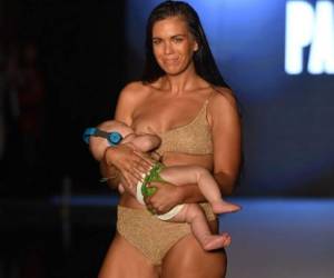 Mara cargando a su hija durante el desfile en Miami.