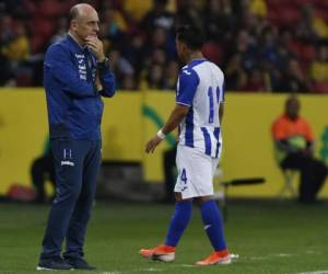 Fabián Coito lució desconcertado tras la goleada ante Brasil en Porto Alegre. Foto:AFP