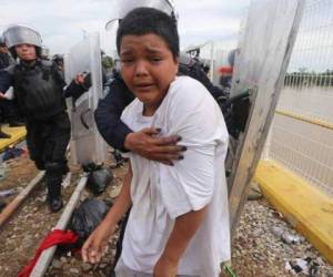 La fotografía que le ha dado la vuelta al mundo. Momento en el que Mario Castellanos es detenido en la frontera de Guatemala con México.