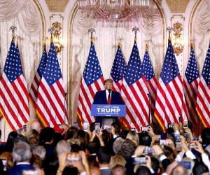 Estados Unidos está “de regreso”, dijo el expresidente de 76 años a cientos de simpatizantes congregados en un salón adornado con la bandera estadounidense en su residencia de Mar-a-Lago en Florida