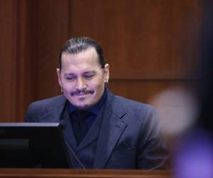 Johnny Depp ha escuchado atento todos los señalamientos que han hecho los abogados de Amber Heard en su contra.