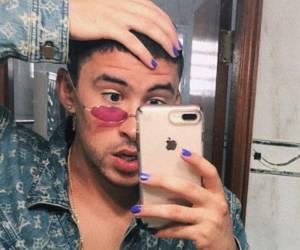 Bad Bunny publica fotos mostrando el esmalte de sus uñas en Instagram.