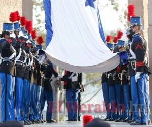 Cadetes de la Academia Militar General Francisco Morazán izando la Bandera Nacional en el Juana Laínez. Foto: David Romero/El Heraldo
