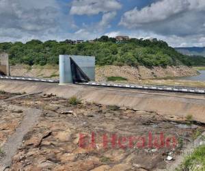 La represa Los Laureles mantiene bajas las cortinas inflables ante el bajo nivel de agua almacenada, por la ausencia de fuertes lluvias. Foto: David Romero/El Heraldo
