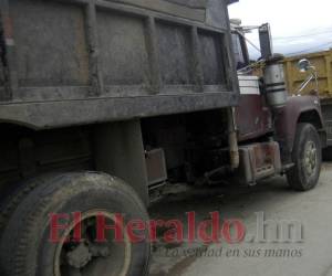 Los conductores de volquetas realizaron una protesta en la salida al sur.