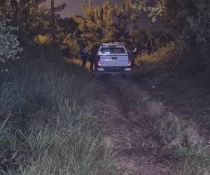 Los agentes acordonaron la escena del crimen para resguardar las evidencias e iniciar con las primeras indagaciones sobre el móvil del ataque.