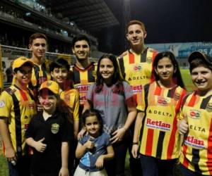 Este grupo de jóvenes llegó al estadio Francisco Morazán con los colores del Real España, quien juega de local.