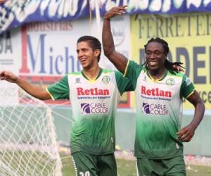 Juan Ramón Mejía y Rony Flores celebran uno de los goles ante el Motagua.