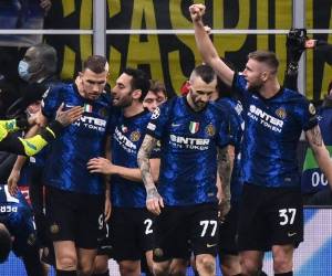 El delantero bosnio del Inter de Milán Edin Dzeko celebra tras abrir el marcador durante el partido de fútbol del Grupo D de la Liga de Campeones de la UEFA entre el Inter de Milán y el Shakhtar Donetsk .