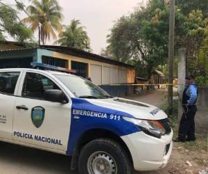 El cadáver fue encontrado con su rostro totalmente desfigurado a un lado del pasaje Sinaí de la colonia Rivera Hernández de San Pedro Sula.