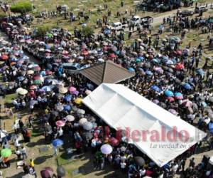 Cientos de personas se aglomeraron en el cementerio Jardines del Recuerdo en San Pedro Sula para despedirse de la pastora Ninoska de Ponce.