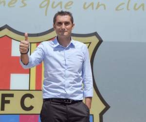 Barcelona's new coach Ernesto Valverde gives the thumbs up as he poses outside the Camp Nou stadium in Barcelona on May 31, 2017 prior to signing his new contract with the Catalan club. / AFP PHOTO / LLUIS GENE