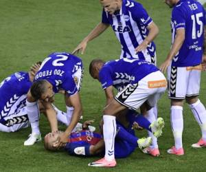 El central argentino Javier Mascherano sufrió un fuerte golpe y tuvo que salir en el juego ante el Alavés por la Copa del rey (Foto: Agencia AFP)