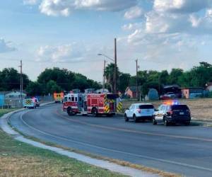 Los agentes que acudieron al lugar encontraron la casa en llamas y dos cuerpos con heridas de bala en el patio frontal. Foto: AP.