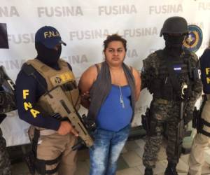 Martha Yolanda Ortez alias la 'Gorda' custodiada por agentes de la Fuerza Nacional Antiextorsión (FNA).
