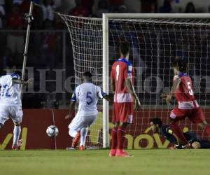 Para algunos quedó la duda si el balón había salido por completo, lo que significaría que el tanto no era válido. Sin embargo, otro ángulo de la jugada muestra que el esférico no salió. Foto: Agencia AFP.