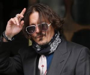 El actor estadounidense Johnny Depp saluda cuando llega el segundo día de su juicio por difamación contra News Group Newspapers (NGN), en el Tribunal Superior de Londres, el 8 de julio de 2020. Foto: Agencia AFP.