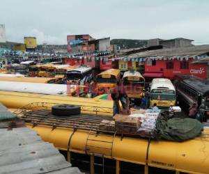 Las diferentes terminales de buses interurbanos permanecían con muchas personas intentado abordar las unidades de transporte. (Foto: Mario Urrutia/ El Heraldo Honduras, Noticias de Honduras)