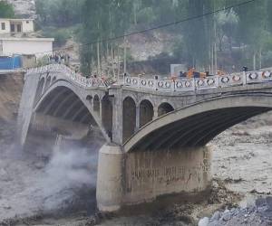 Un video muestra el puente de Hassanabad, en la autopista Karakoram (KKH), la carretera de montaña que une el norte de Pakistán con el oeste de China, que se hunde bajo la fuerza de la corriente.