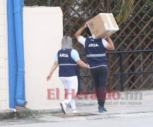 Agentes de la Atic revisan documentos en las oficinas de Arsa. Foto David Romero| EL HERALDO