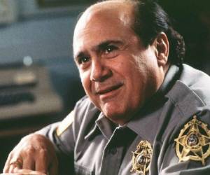 Danny DeVito: Este famoso actor de 1, 45 metros, cuenta con una apariencia muy reconocible y con un humor muy punzante que llega fácilmente al público. Empezó a ser conocido por su papel como Loui De Palma en la serie taxi 1980.