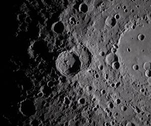 Cuarenta minutos sin señal, sin voz, sin datos, sin contacto con la Tierra. Eso fue lo que vivió la tripulación de Artemis II mientras cruzaba el lado oculto de la Luna, y cuando volvieron a aparecer del otro lado, traían algo extraordinario: nuevas fotografías de ese rincón del cosmos que la NASA compartió recientemente. A continuación las imágenes.