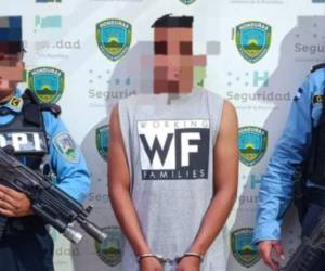 El atacante la amenazó con un arma blanca, la lanzó al suelo y comenzó a despojarla parcialmente de su ropa, además de realizarle tocamientos indebidos.