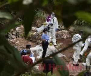 Ambos cuerpos quedaron al fondo de una quebrada. Fotos: Estalin Irías/EL HERALDO.
