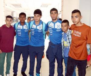 Los jugadores posaron con los aficionados que los esperaban a la salida del aeropuerto (Foto: Ronald Aceituno)