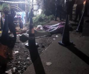 Los cuerpos quedaron uno al otro en la entrada a una casa en la popular colonia.