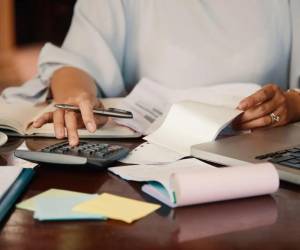 Según las posibilidades financieras los números planificados para ahorro e inversión del décimo tercer mes de salario pueden ser ajustados, procurando tener un plan para evitar despilfarros.