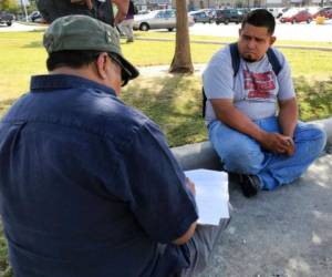 Guillermo Miranda Vázquez, a la derecha, habla con Francisco Pacheco, a la izquierda, un organizador que encuestó a jornaleros sobre sus condiciones de trabajo en Houston. Vázquez comienza su día en un estacionamiento cerca de Home Depot donde fácilmente encuentra trabajo junto a otros jornaleros que están limpiando Houston después del huracán Harvey. Foto: AP.