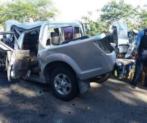 El hecho fue el jueves en horas de la tarde a la altura del sector La Laguna, donde el carro marca JMC con placas PDF 6558, color gris, impactó de frente con la rastra, lo que provocó que el vehículo liviano quedara totalmente destruido.