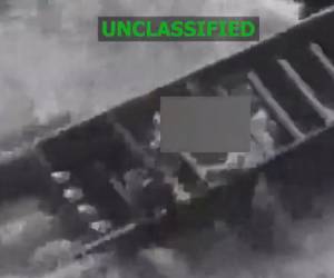 Captura de video tomada de la cuenta oficial de la red social X @Southcom del Comando Sur de Estados Unidos que muestra el ataque a una lancha en aguas internacionales.